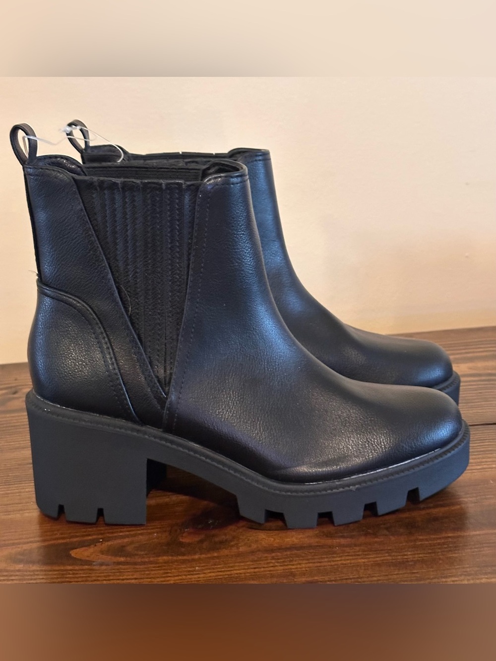 NWOT DV Dolce Vita Noel Black Lug Sole Chelsea Boots Size 9